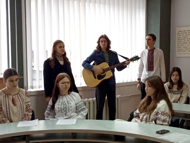 Студенти другого курсу також порадували присутніх музичними номерами